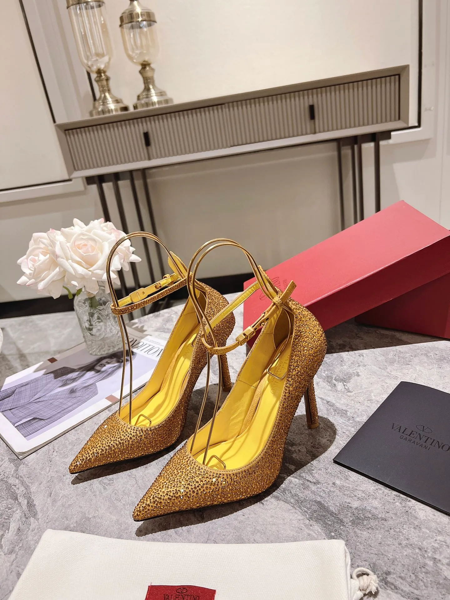 👟👟Ex-factory price 500👟👟 Genuine leather sole +40 Top version 𝑉𝐴𝐿𝐸𝑁𝑇𝐼𝑁𝑂 Valentino new spring and summer women's 6⃣️color "Czech Diamond💎" full diamond shoes The unique [V’s handcrafted diamond production] brings out a full sense of high-end, and the new season will live up to expectations! Worth buying★Absolutely high-grade❥Original method, Absolutely sensual❥Elegant style, creating a different feeling, simple and elegant style!  Code number: 35-41 (34-42 customized, non-returnable) Lining: Sheepskin lining Heel height: 10cm Leather outsole Rubber outsole